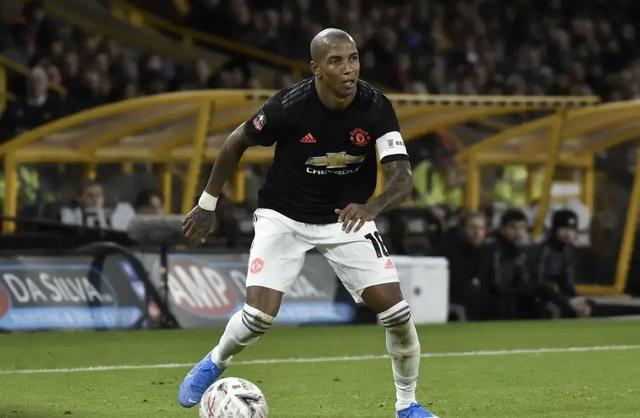 转折点！国际米兰完成体检，英超今夜攻防权衡，媒体盛赞，轮换策略成焦点