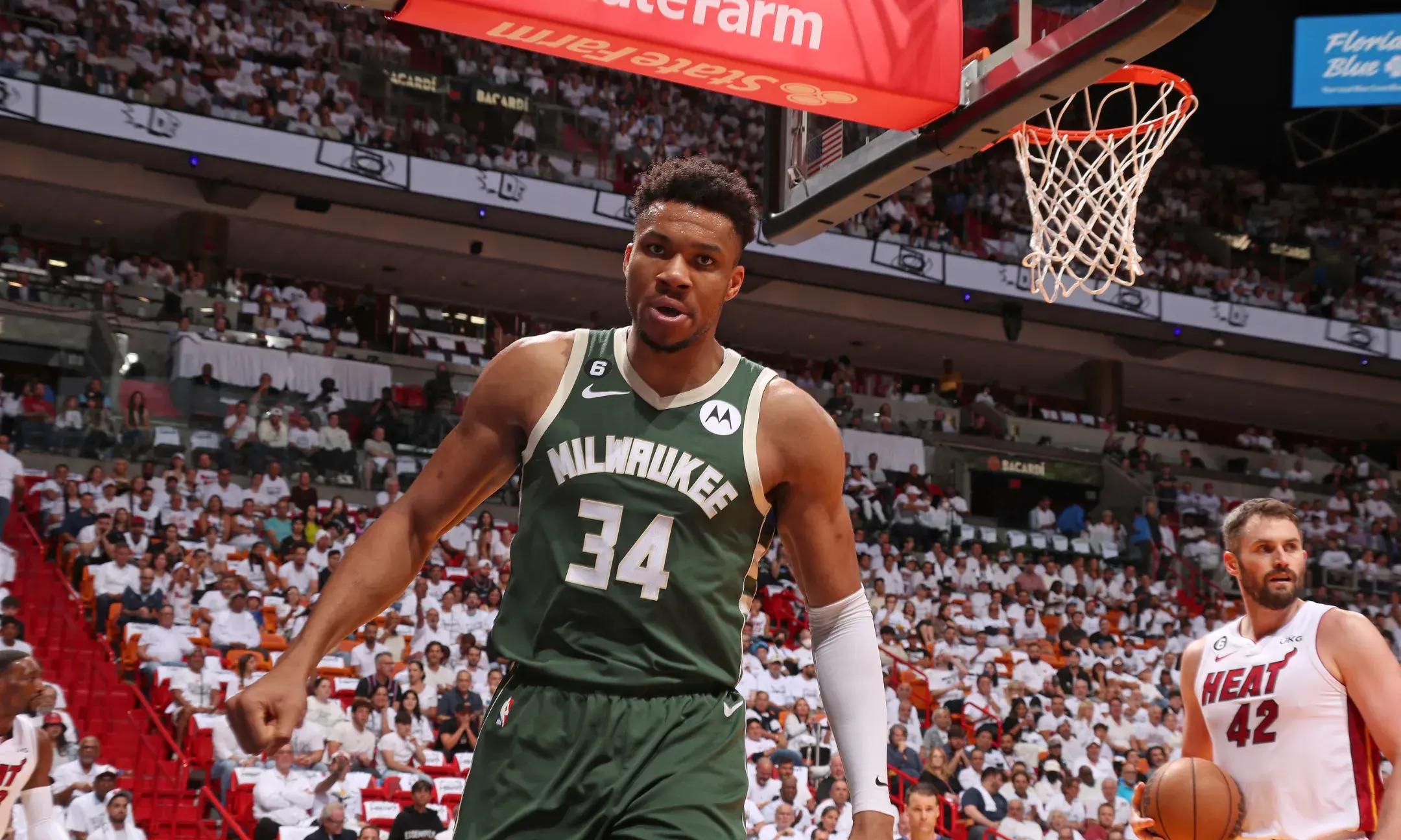 里程碑夜密尔沃基雄鹿再遭质疑；CBA常规赛加时末段刷纪录；媒体盛赞；球探报告显示潜力的简单介绍