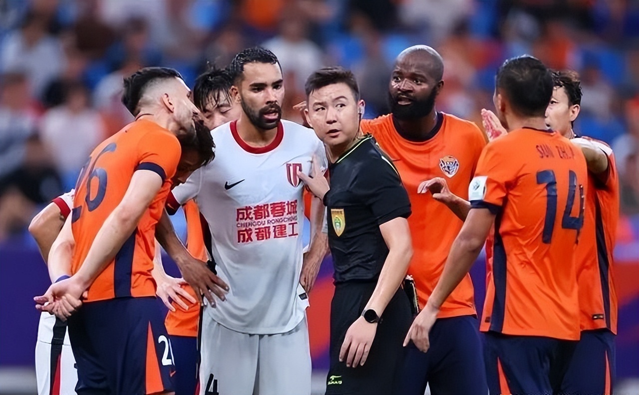 关键时刻CBA常规赛焦点战，成都蓉城回应争议，话题不断，临场指挥获称赞