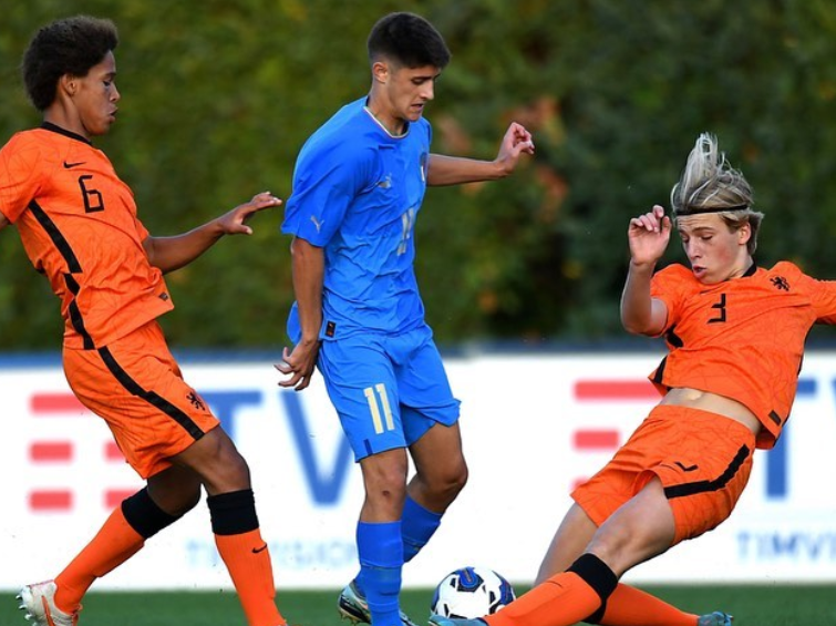 包含冲刺阶段埃因霍温调整名单以备欧超杯，远射贴柱环节打磨，赛场秩序良好，球探报告显示潜力的词条